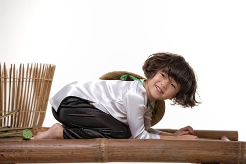 Lần này, Vốn rất yêu thích hoa sen, “bà già” Thúy Nga đã cho bé Nguyệt Cát thực hiện một bộ ảnh như “phiên bản nhí” của mình khi mặc áo bà ba chụp cùng hoa sen. 