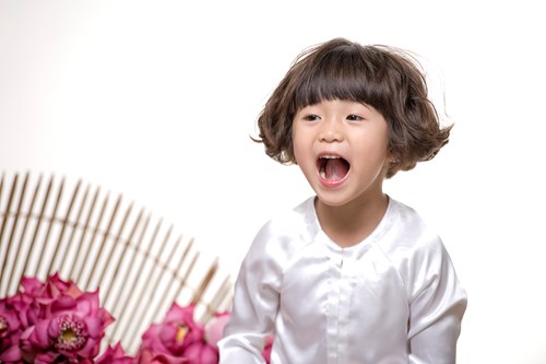 Diễn viên Thúy Nga đã “bât mí”: “Ai xem hình cũng tưởng Nguyệt Cát hợp tác với nhiếp ảnh lắm nhưng thực ra là không. Cả ekip mệt dừ với con nhỏ. Bả tạo dáng góc nào là nhiếp ảnh chạy theo góc đó. Còn tôi la hét ở ngoài trêu chọc mãi nó mới cười đấy. Nó như mấy con khỉ ở ngoài rạp xiếc vậy, muốn cười, muốn tạo dáng là phải cho nó mút kẹo. Làm tốt, làm giỏi thì cho mút hai lần”.