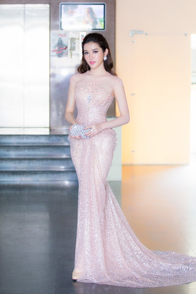Trên hàng ghế nóng, Huyền My trở thành bình luận viên và nhận nhiệm vụ bảo vệ cho dự án hoạt động cộng đồng của một thí sinh. So với các bình luận viên dày dặn kinh nghiệm khác, Huyền My sở hữu lối ăn nói tự nhiên, trẻ trung và tận dụng lợi thế này để bảo vệ cho thí sinh thuộc đội của mình.