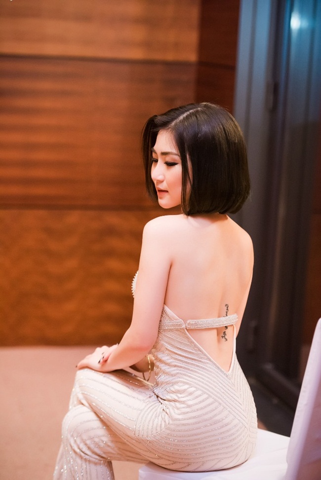 Hương Tràm chọn trang phục màu nude hấp dẫn, trẻ trung. Nữ ca sĩ nhanh chóng thu hút được những ánh nhìn tại đây và trở thành tâm điểm chú ý của công chúng. 