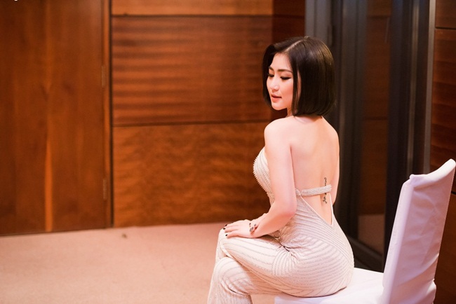 Thiết kế giúp cộ tôn lên được vóc dáng gợi cảm của mình. Có thể nói rằng, dù  không sở hữu một chiều cao khủng, nhưng cô ca sĩ “Ngốc” này luôn thông minh tung ra những “chiêu” hút mắt cho sự xuất hiện.