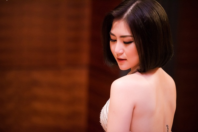  Trong thời quan qua, Hương Tràm không chỉ đánh dấu mình bằng những dự án âm nhạc mới mà còn tích cực thay đổi hình ảnh và phong cách cá nhân.