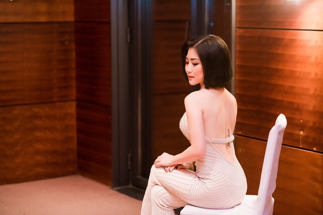 Hiện tại, hit “Ngốc” của cô vẫn chưa có dấu hiệu hạ nhiệt khi vẫn đang là tâm điểm với các thứ hạng cao trên các bảng xếp hạng âm nhạc.