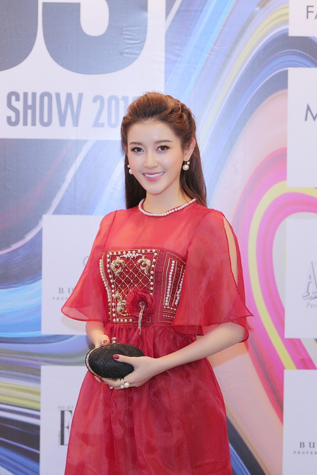 Không chỉ làm khách mời, Huyền My còn đảm nhận vai trò trình diễn catwalk trên sân khấu. Đã khá lâu Á hậu Việt Nam 2014 mới quay trở lại sàn diễn thời trang.