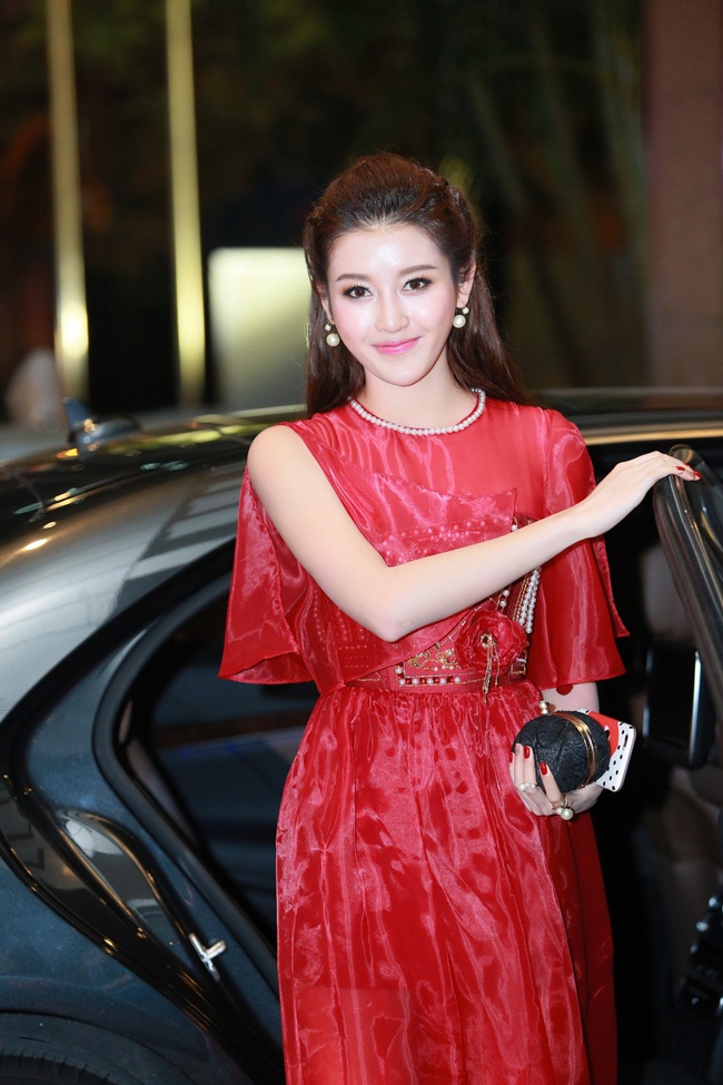 Cô cũng muốn bày tỏ sự cảm ơn tới rất nhiều những người hâm mộ đã luôn sát cánh và an ủi, động viên cô vượt qua những sự cố kể từ sau khi đăng quang tới bây giờ.