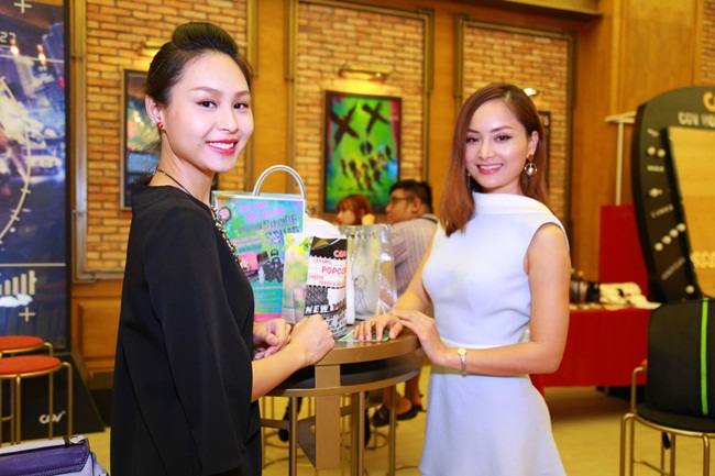 Vì vậy, trước khi bước vào xem phim, cô cùng bạn bè thỏa sức tung tăng với những bức ảnh, như cách xả căng thẳng hiệu quả.