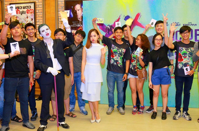 Dù không phải xuất hiện trong sự kiện ra mắt phim, chỉ là đi xem phim giải trí cùng bạn bè nhưng Lan Phương nhanh chóng “bị phát hiện” bởi công chúng. Người đẹp bất ngờ khi được sự chào đón nồng nhiệt từ những bạn quan tâm yêu mến cô.