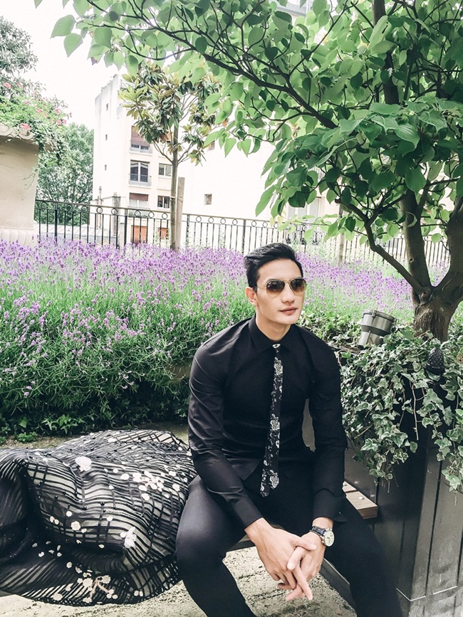 Xuất hiện tại Ý, Văn Sơn mang đến hình ảnh của một chàng người mẫu chuyên nghiệp và biến hóa mình qua từng khung hình, thể hiện ở chất thời trang cũng như biểu cảm của anh. 