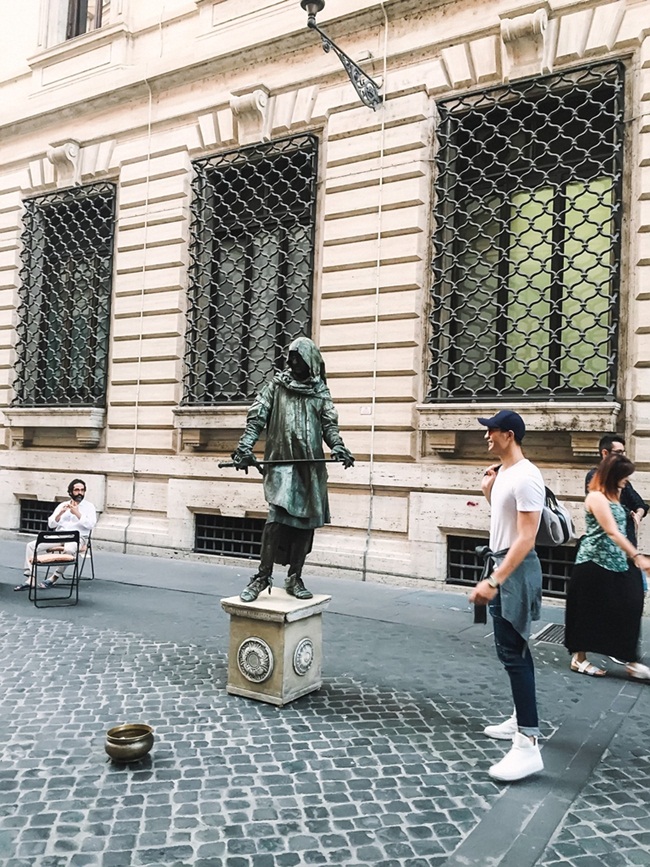 Những hình ảnh hút mắt của anh được ghi lại tại Paris, Rome, Venice. Anh còn có dịp gặp gỡ nhiều đối tác bên Pháp và Italy để chuẩn bị cho những bước tiến quan trọng trong nghề nghiệp.