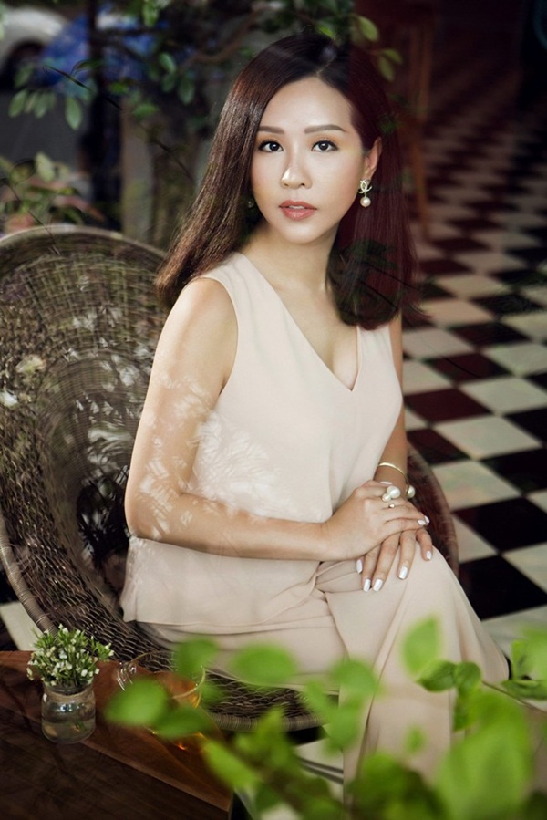 Đến tận bây giờ, chị vẫn không thể tin vào những điều mình chứng kiến. Dù chị thừa hiểu sự công bằng trong mọi cuộc chơi showbiz đều là điều xa xỉ, thừa hiểu rằng phép màu kỳ diệu chỉ có trong truyện cổ tích và những chiêu trò của giới PR, nhưng lại một lần nữa chị phải ngỡ ngàng, em ạ.