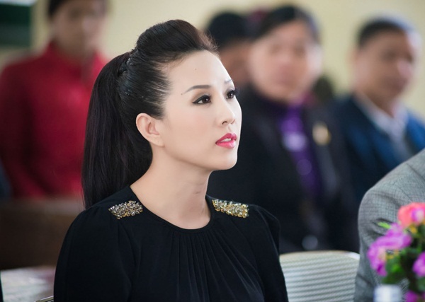 Chị cũng chẳng muốn tin vào những lỗi lầm ''hợp lý'' kia đâu, bởi nếu cứ sòng phẳng ra thì chắc chắn, em không phải người ra về duy nhất. Có ai dám vỗ ngực đảm bảo phía sau tất cả những ''nụ cười tỏa nắng'' kia đều là 100% ''đồ thật''? Có ai dám cam đoan mọi cô gái có hàm răng trắng bóng kia chỉ biết tới mỗi... đánh răng? 