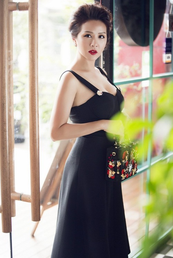 Mà tới giờ này thì mọi thứ đều vô nghĩa rồi, phải không em? Dẫu lý do có là gì đi nữa thì rốt cuộc, em cũng phải chia tay với giấc mơ lớn nhất mà mình hằng theo đuổi. Nhưng chị chỉ ước gì, cái kết cục ấy bớt nghiệt ngã một chút, bớt cay đắng một chút, để cho 13Win 19.com nhiều ưu đãi hấp dẫn ta còn một chút niềm tin vào cuộc đời này.