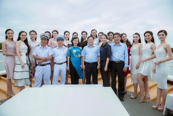 Chiều cùng ngày, các thí sinh di chuyển về TP.HCM bằng du thuyền King Yacht. Nhân dịp  này, các người đẹp có trải nghiệm mới lạ khi được ngắm nhìn thành phố năng động bậc nhất  cả nước ở một góc nhìn khác từ trên sông, vào khoảnh khắc hoàng hôn lãng mạn nhất trong  ngày. Bên cạnh đó, các người đẹp còn được thức thức những món ăn đặc sản Cần Giờ như  gỏi rau móp, rau chùm ngây, ổi tưới bằng sữa, cá đù một nắng…