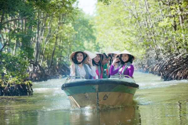 Điểm dừng chân đầu tiên của các người đẹp là đảo Khỉ, một trong những điểm du lịch hấp  dẫn tại khu dự trữ sinh quyển Cần Giờ với hơn 1.000 cá thể khỉ thuộc nhiều loài khác nhau.