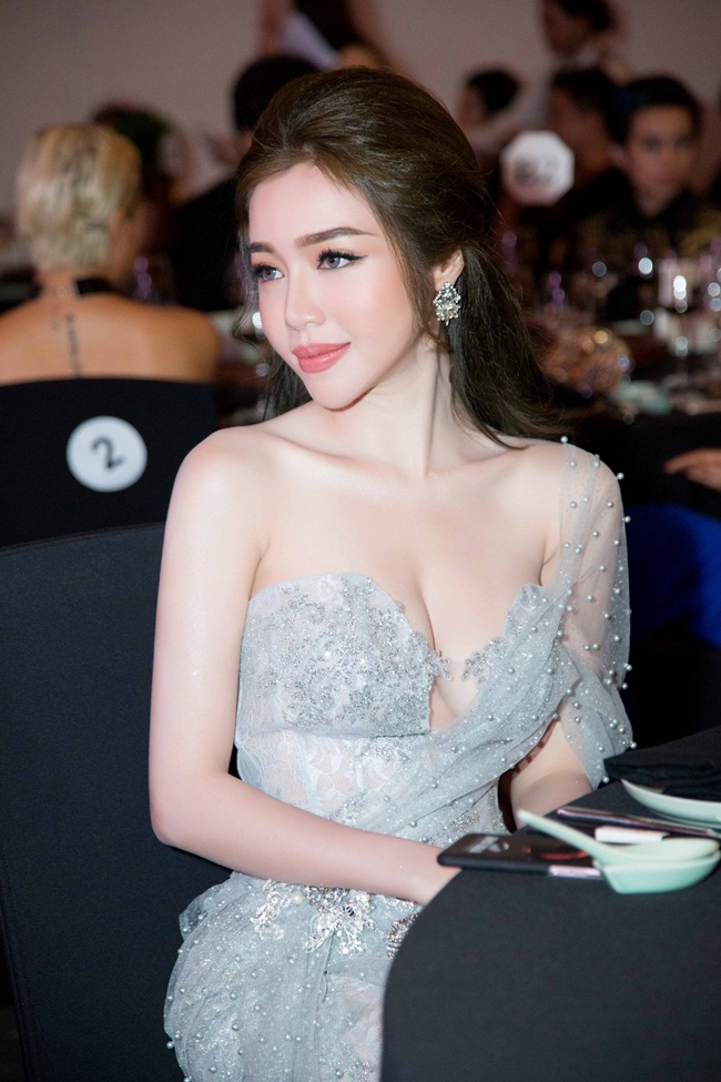 Người đẹp muốn dành thời gian ở bên con và giúp con bổ sung thêm các kĩ năng mềm, sự tự tin để bé hòa nhập cùng các bạn nhỏ khác. Nữ diễn viên cho biết, cả nhà cũng vừa mừng vừa lo do lần đầu tiên Cadie đến trường và không có sự hiện diện của Đăng ký và nhận 60K 24 bao lì xì miễn phí mỗi ngày ở bên. 