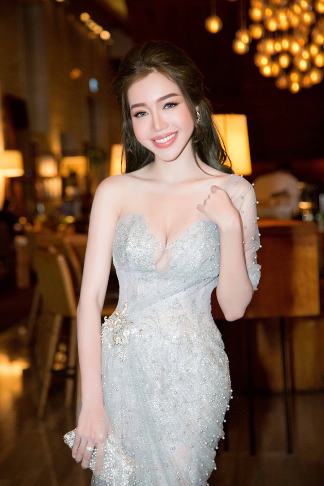 Tuy nhiên, nếu theo dõi bà mẹ hai con nổi tiếng nhất nhì showbiz Việt này, không khó để nhận ra khuôn mặt cô có nhiều điểm khác lạ. Đặc biệt là phần xương khuôn mặt khá vát, hơn mọi khi. 