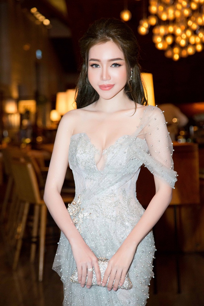 Cách trang điểm da căng mịn cũng khiến khuôn mặt cô trở nên hơi cứng.
