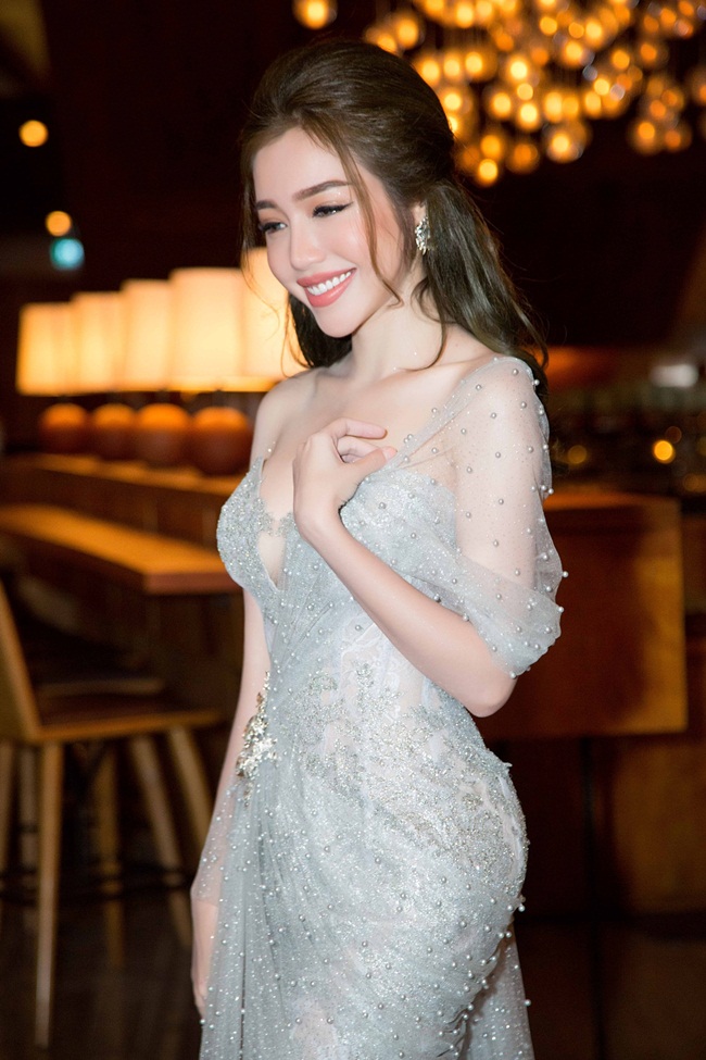 Không thể phủ nhận Elly Trần có vẻ đẹp không lẫn với ai khác trong showbiz Việt.