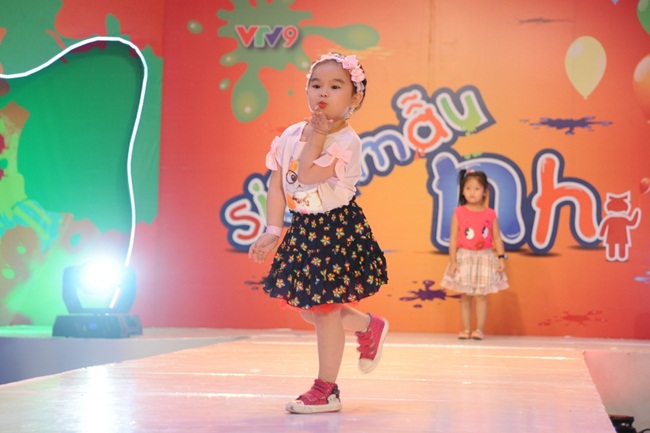 Tiếp nối thành công của năm tập đầu tiên, “Vũ điệu mùa hè” sẽ là chủ đề chính trong tập sáu. Các bé sẽ có cơ hội khoe năng khiếu thời trang khi trải qua những phần thi mang đậm chất vui tươi và sảng khoái của mùa hè nhiệt đới.