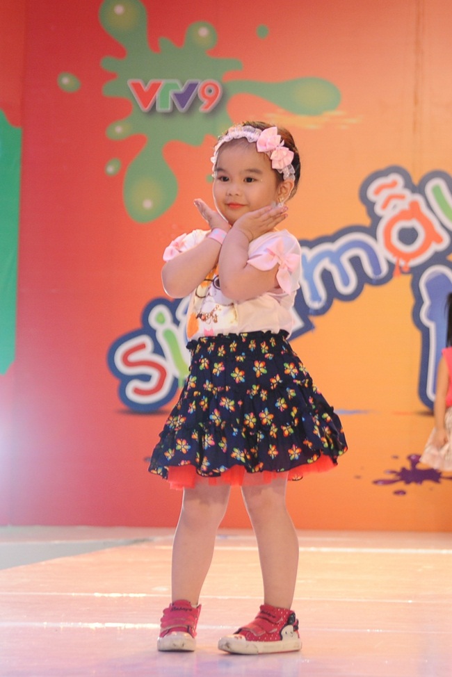 Điểm khác biệt so với các tập trước nằm ở phần thi Trình diễn. Ngoài kỹ năng catwalk đơn thuần, các bé còn phải thể hiện sự tự tin năng động cùng những động tác vũ đạo với sự hỗ trợ từ nhóm mẫu Pinkids. 