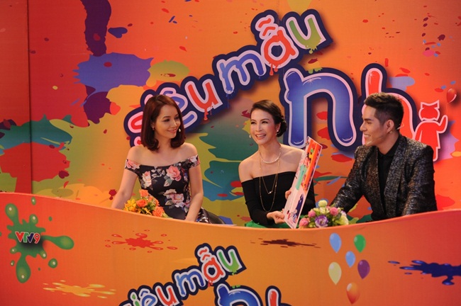 Đạo diễn thời trang Hưng Phúc nhận xét rằng cô bé xinh như một Hoa hậu dù ở mọi góc mặt. 