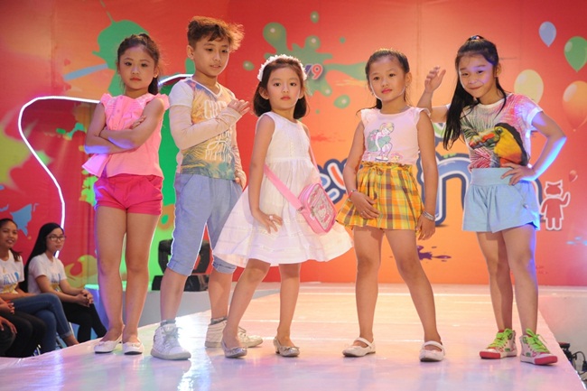 Cô đặc biệt yêu thích nét đẹp thanh tú và nhẹ nhàng của con gái Hoa hậu Ngọc Diễm trong chiếc váy trắng.