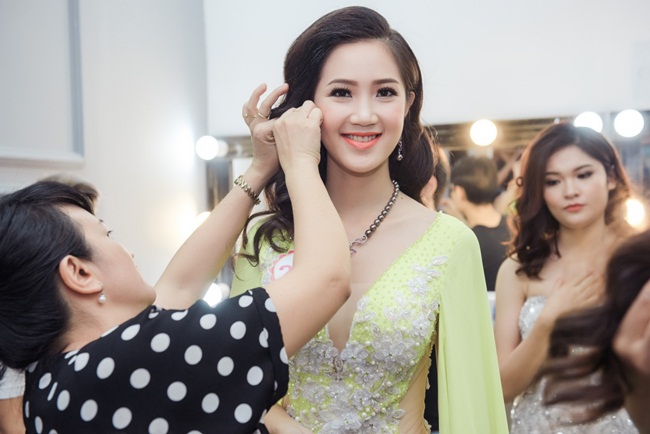 Từ những thí sinh còn bỡ ngỡ, lúng túng khi  tạo dáng, họ đã 