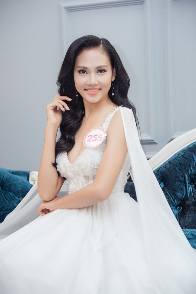 Thí sinh Trần Thị Thủy (SBD 234) nhận xét buổi chụp hình hôm nay rất chất lượng và quy  mô hoành tráng hơn so với những buổi chụp hình lần trước.