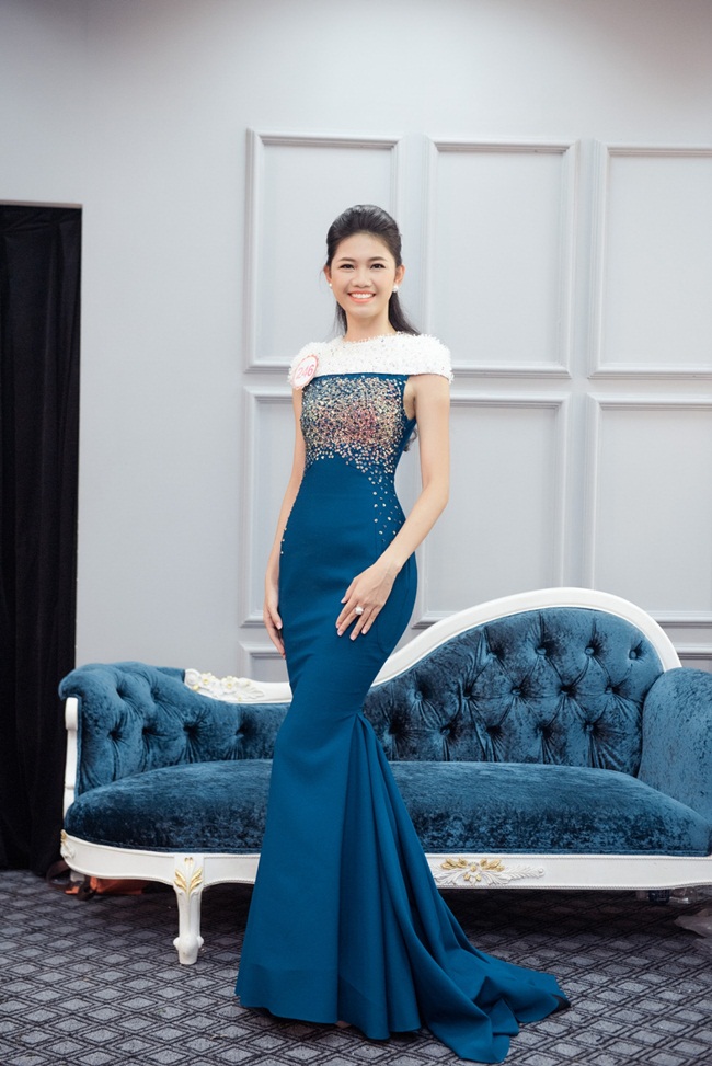 Các người đẹp được Ban tổ chức quan tâm  đến từng chi tiết nhỏ như chỉnh sửa kiểu tóc, điều chỉnh phom dáng trang phục hay góp ý  cách tạo dáng sao cho đẹp mắt.