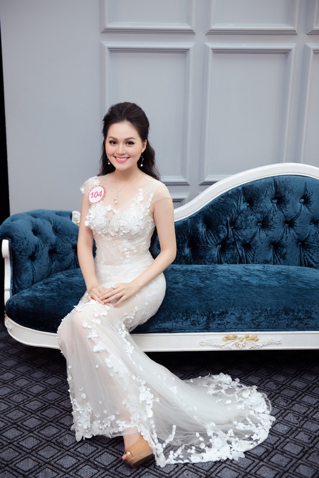 Bên cạnh đó, với sự kết hợp cùng phụ kiện trang sức ngọc trai  sang trọng, các thí sinh hoàn thiện vẻ đẹp và tỏa sáng hơn.