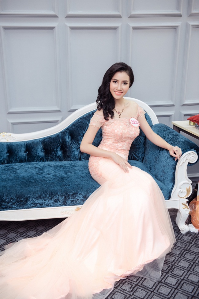 Tùy theo từng trang phục, kiểu tóc và nước da, các stylist tại hiện trường sẽ chọn phối những  bộ nữ trang phù hợp nhất, giúp những ứng viên Hoa hậu tự tin khoe nhan sắc trước ống kính.