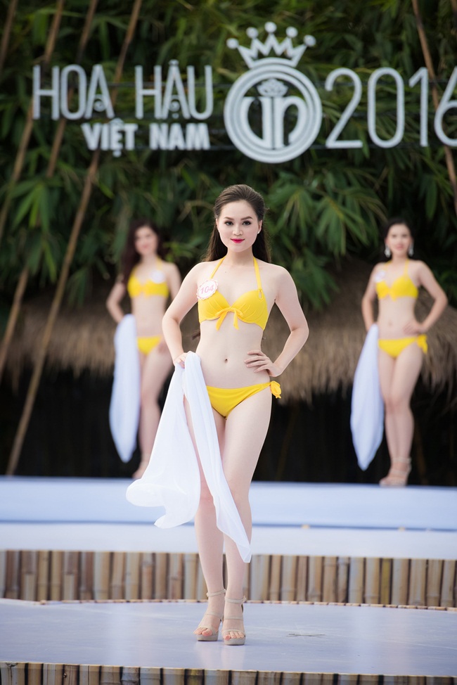 Kết hợp kỹ thuật biểu diễn cùng dải lụa trắng, biểu cảm cuốn hút cùng  những bước catwalk tự tin khoẻ khoắn, các người đẹp đã mang đến một phần trình  diễn nóng bỏng, quyến rũ đến nghẹt thở.