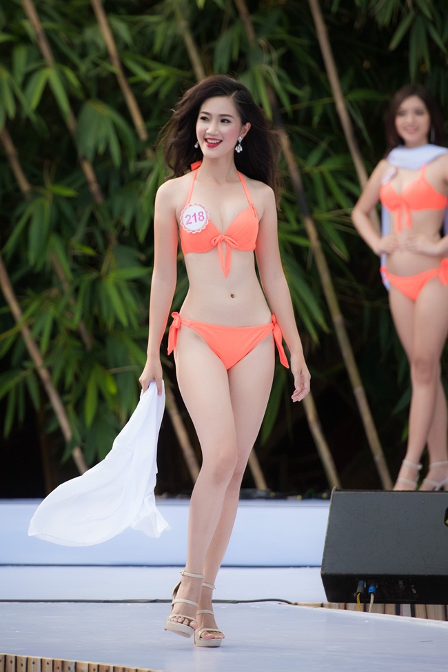 Thí sinh Trần Ngô Thu Thảo tự tin thả dáng và nở nụ cười tươi.