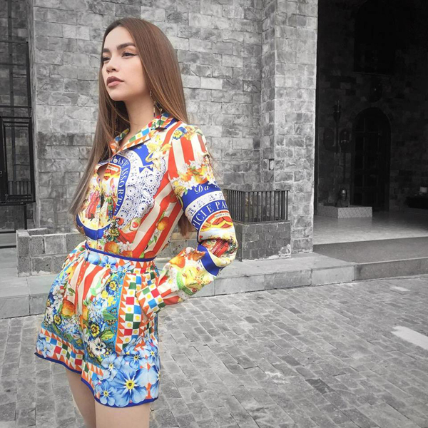 Thời gian tham gia The Face Việt Nam, Hồ Ngọc Hà luôn khẳng định được gu ăn mặc thời thượng của mình. 