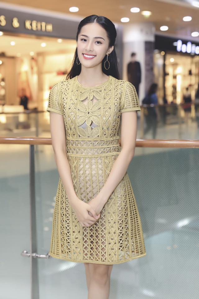 Tuần qua, trong sự kiện ra mắt bộ phim Tấm Cám, Hạ Vi cũng được đánh giá cao với bộ đầm Burberry.