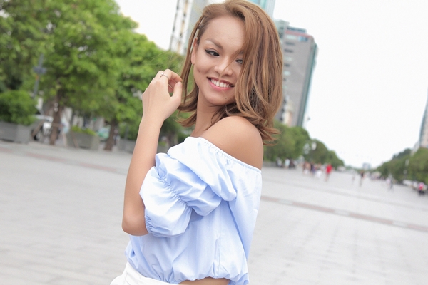 Mai Ngô - chiến binh vừa bị loại của team Lan Khuê vừa được mời tham gia MV với một thiết kế trễ vai.