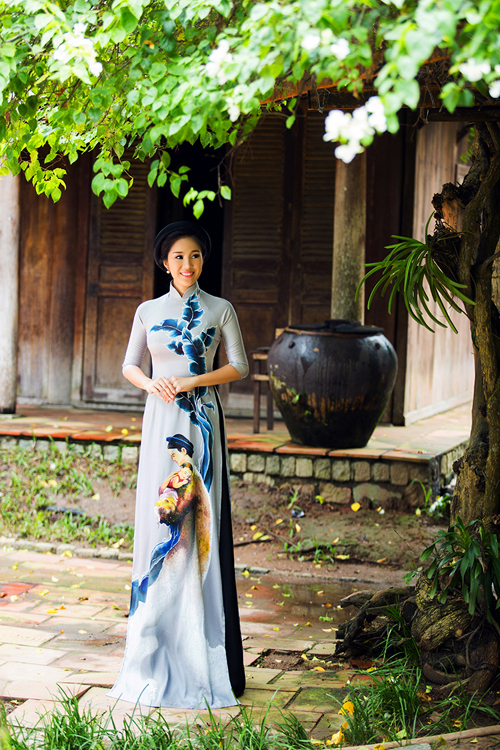 Lê Phương duyên dáng vô cùng nữ tính khi lựa chọn tà áo dài cho bộ ảnh mới. 