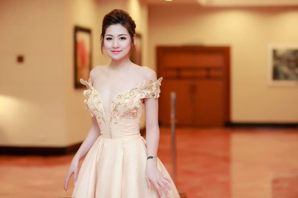 Á hậu Tú Anh rạng rỡ như một nàng công chúa, khoe bờ vai trần thon thả, trắng mịn trong một sự kiện.