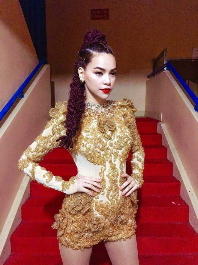 Mới đây, xuất hiện trong vai trò là khách mời của đêm chung kết X-Factor, Hồ Ngọc Hà tiếp tục khoe gu thời trang đẳng cấp và đẹp mắt.