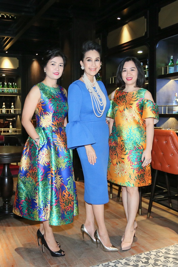 Nhiều quan khách trong buổi tiệc chọn diện váy với họa tiết hoa cúc đang là xu hướng, nằm trong bộ sưu tập Xuân Hè 2016 Countryside Cảm hứng đồng quê của nhà thiết kế Đỗ Mạnh Cường. 