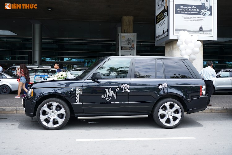Đa số những chiếc xe trong đoàn đều có màu đen hoặc trắng cơ bản, chỉ có chiếc Range Rover ở cuối hàng có màu vàng cát.