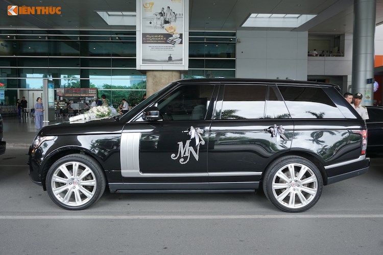 Toàn bộ số xe này đều được trang trí bởi những chùm bóng bay, ruy băng và dòng chữ MN trên 2 cửa trước. 