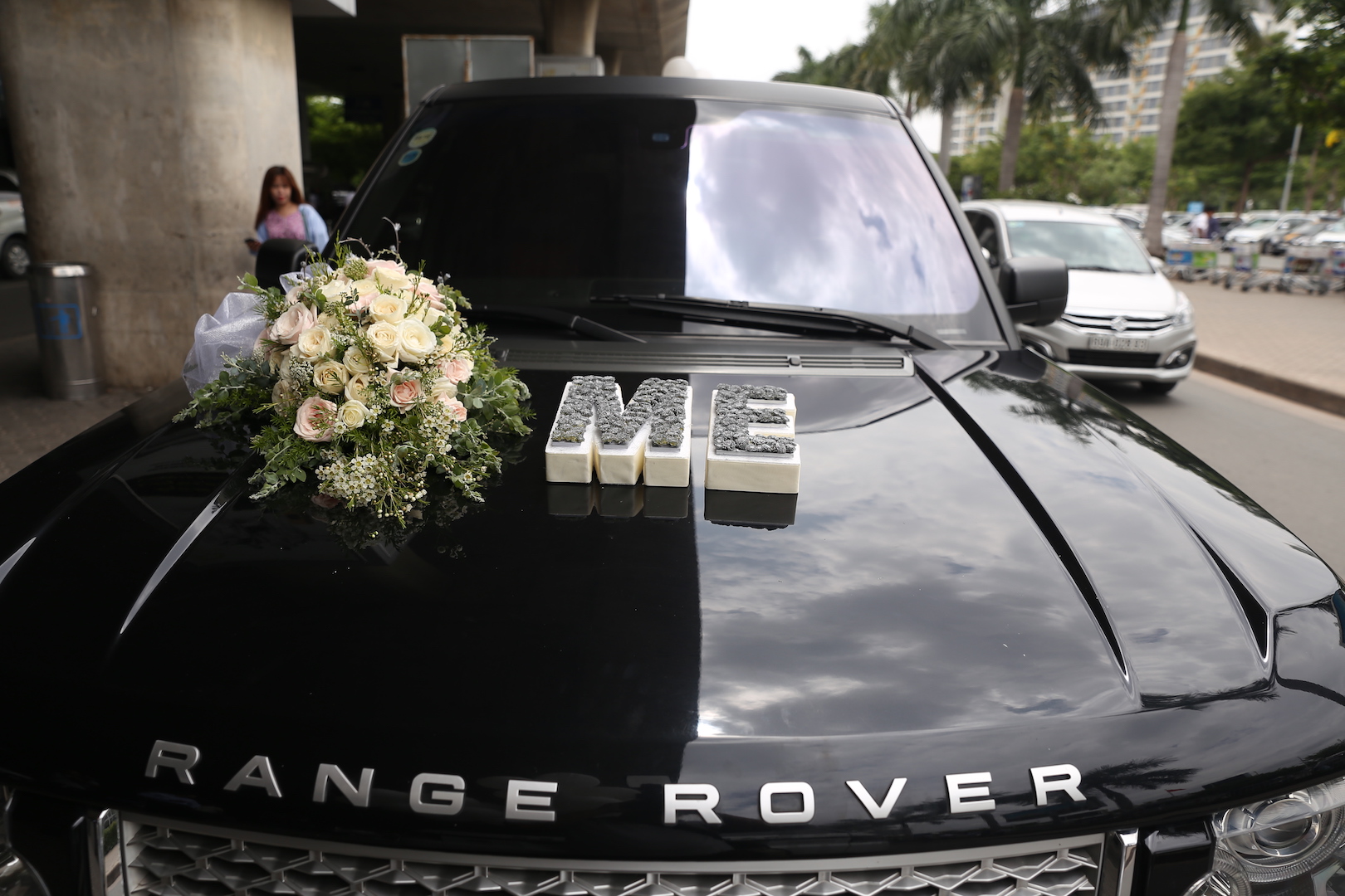 Trong đó, 3 chiếc xe đi hàng đầu đều là Range Rover thế hệ mới, với 2 chiếc thuộc phiên bản Autobiography cao cấp nhất. Một chiếc thuộc bản thấp hơn nhưng lại được trang bị mâm độ HRE 10 cánh ''hàng độc''.