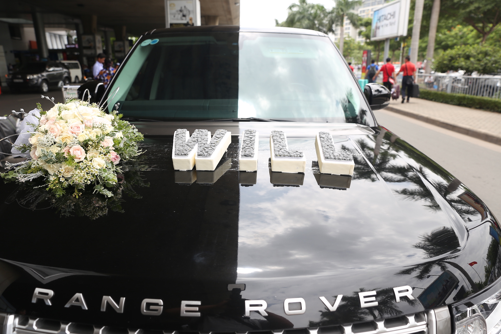 Được biết mặc dù được Minh Nhựa tổ chức nhưng số xe Range Rover này lại không thuộc sở hữu của anh. Thay vào đó, số xe này được anh mượn từ những người bạn của mình.