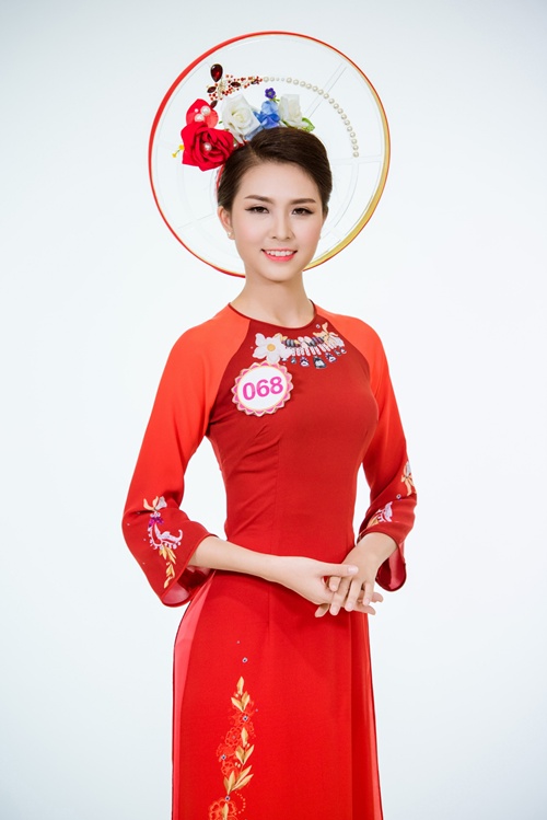 Các thiết kế áo dài trong bộ ảnh lần này được tuyển lựa khác kỹ lưỡng nhằm phù hợp với mái  tóc, làn da và vóc dáng của thí sinh.