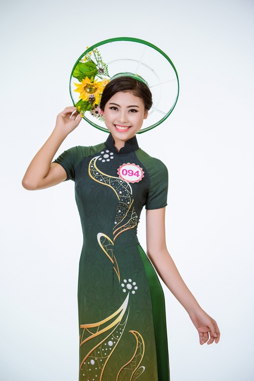 Không chỉ có áo dài truyền thống, những chiếc áo dài cắt  tay, áo dài cổ thuyền cũng xuất hiện. Ngoài ra, bộ sưu tập áo dài cũng đi kèm cùng những  chiến mấn đội đầu cùng tông.