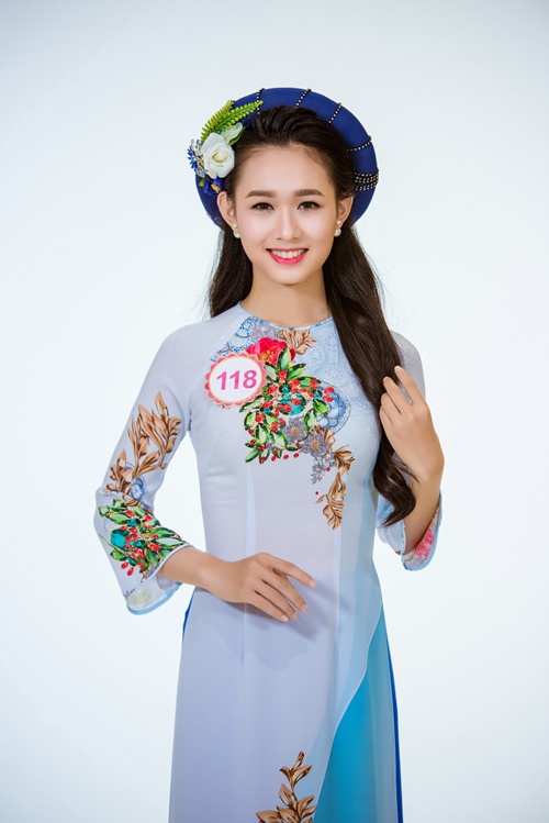 Có thể nói, bộ ảnh áo dài mới nhất này tiếp tục thể hiện tác phong chuyên nghiệp của  các thí sinh.