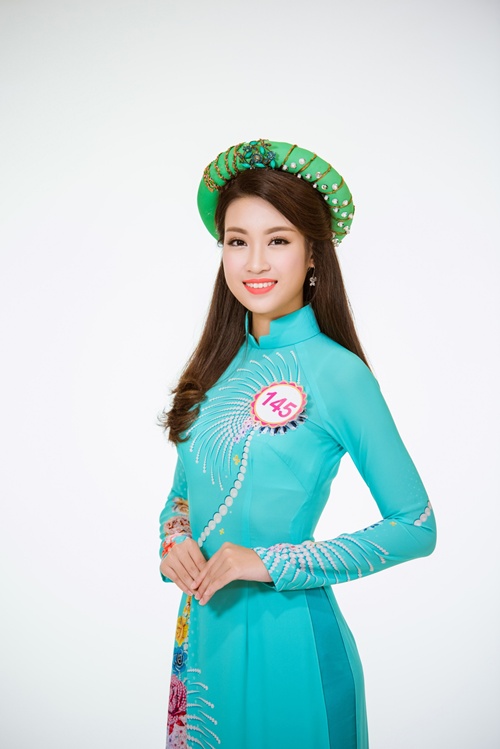 Thay vào đó, vừa  vào set dựng, các cô gái lập tức tạo nhiều kiểu dáng, xoay chuyển tự tin theo góc máy.