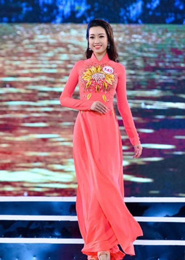 Trong dự án nhân ái, người đẹp này đã nhận được “cơn mưa” lời khen từ hội đồng bình luận khi đã dũng cảm hoàn thành dự án thắp sáng con đường quê dài 1,7km của một xã vùng cao của tỉnh Yên Bái.
