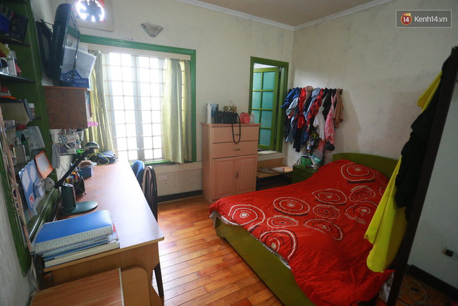 Phòng ngủ của chị em Mỹ Linh. 